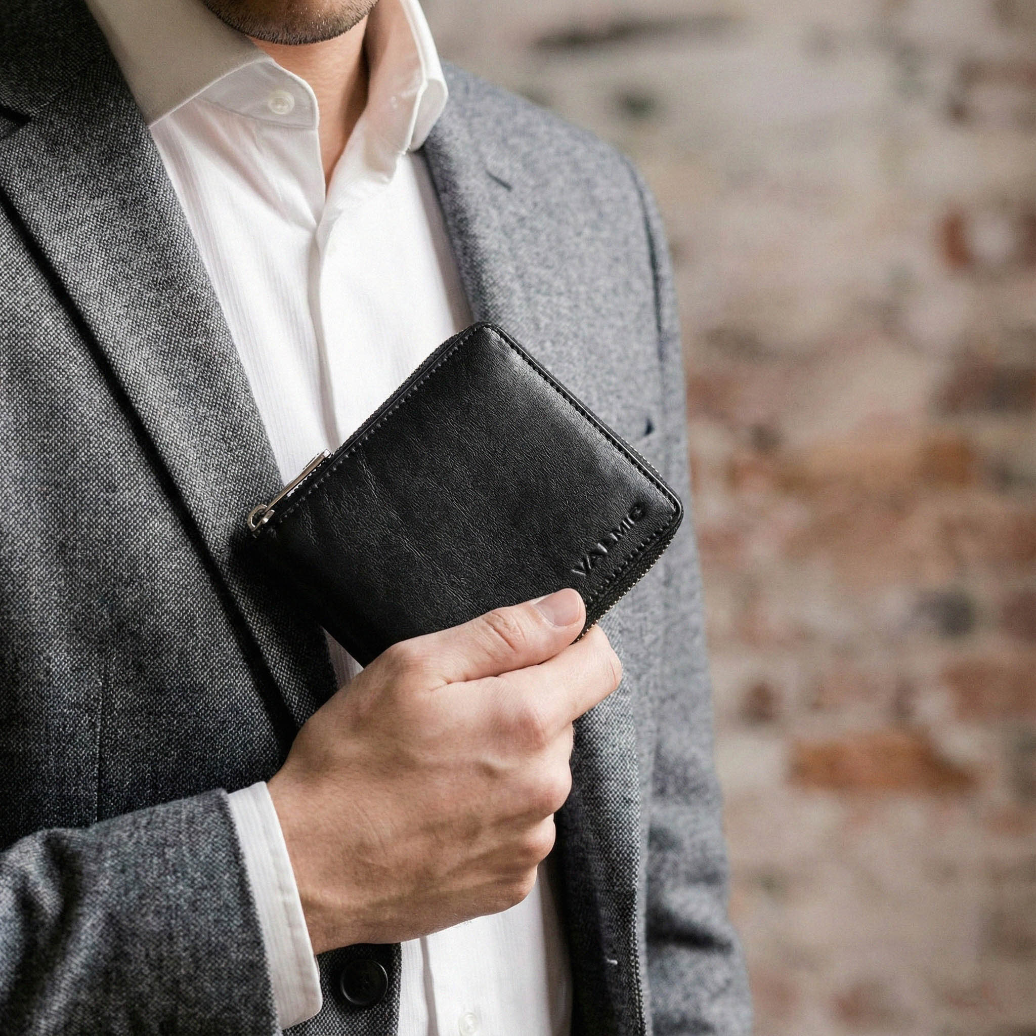 Valmio Black leather wallet with zipper